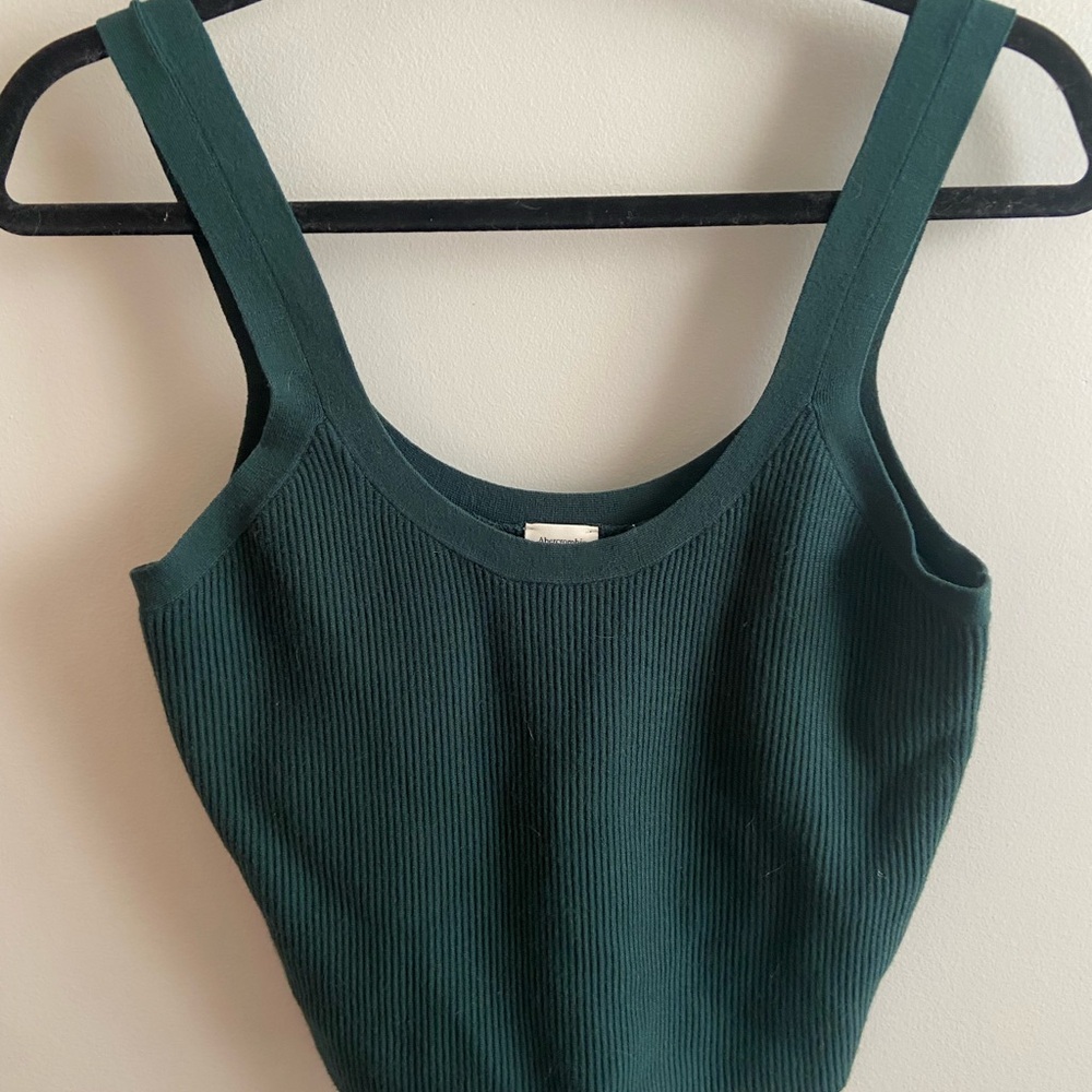 Abercrombie crop top size L, never worn with tags